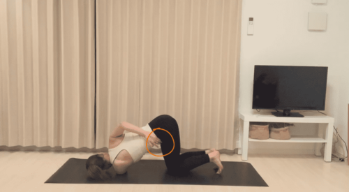 針の糸通しのポーズ