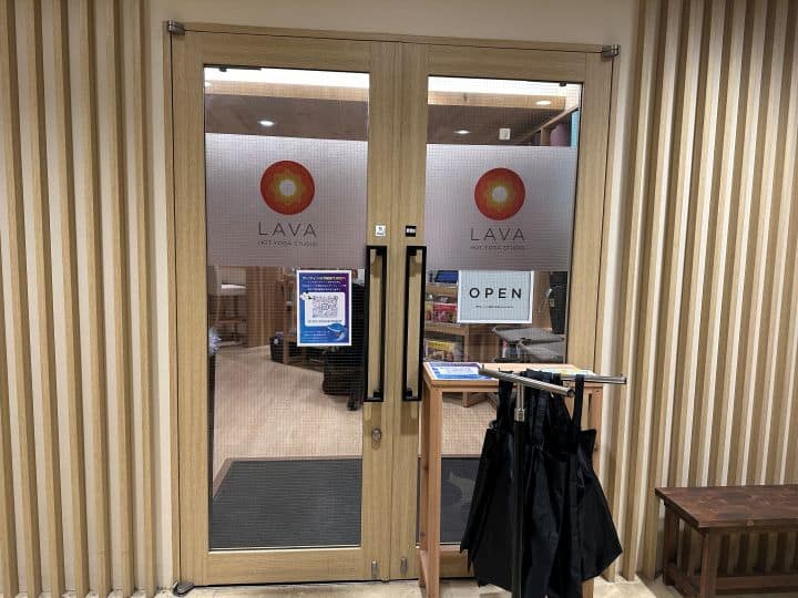 LAVA新宿東口店の入口