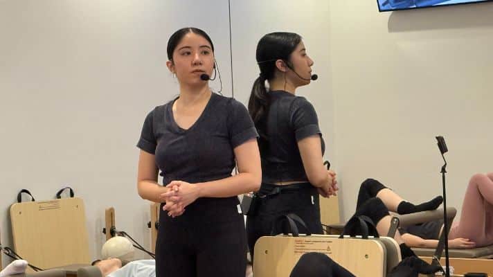 ピラティス中にインストラクターが丁寧に指導している様子